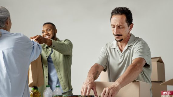 4 Keutamaan Memberi Makan Orang Yang Berpuasa